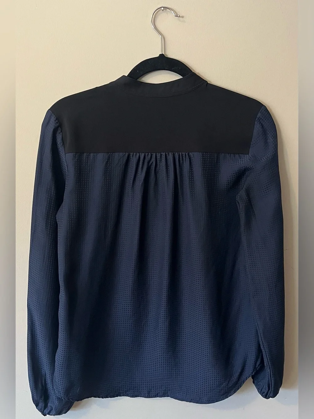 Theory Navy & Black Silk Hidden Placket Blouse Size Small - Picture 4 of 8